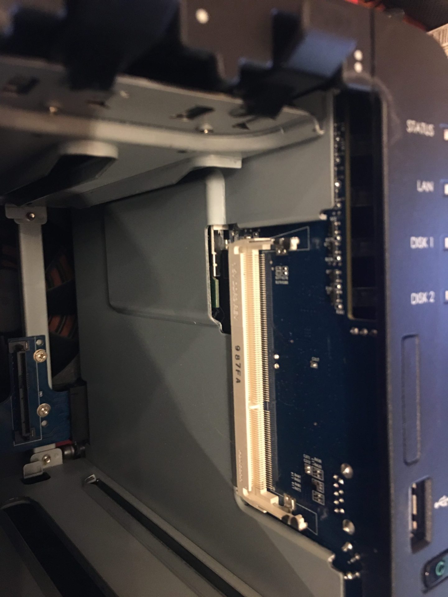 群晖224+ 如何快速添加安装8G内存条！！！